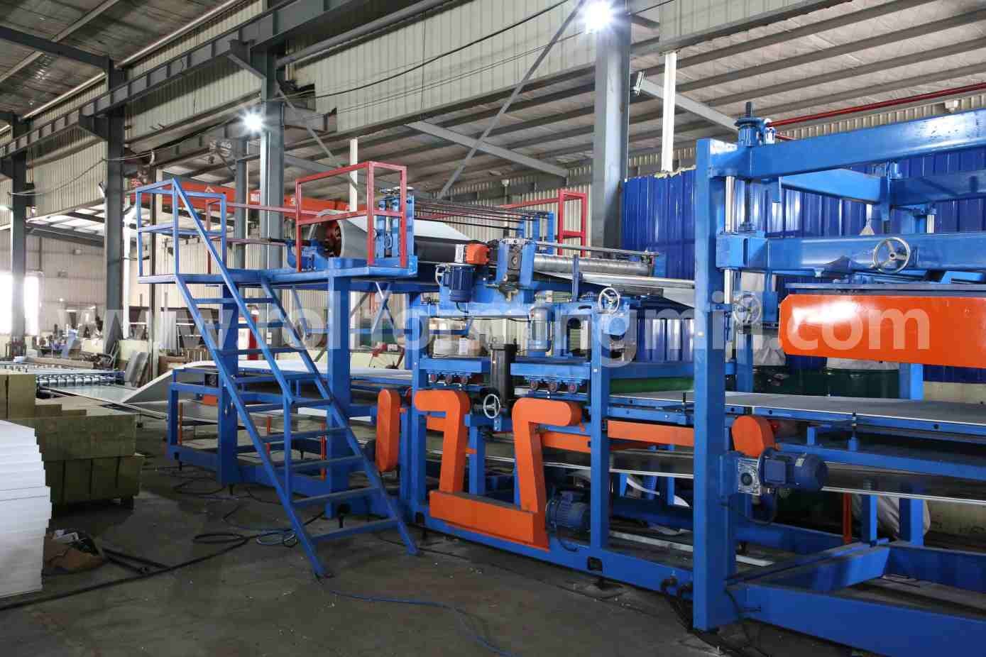 آلة تغليف لوحة الساندويتش مع آلة تشكيل اللوحة السفلية 2